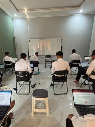 Belajar di kelas Makala Taruna